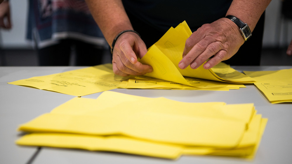 Stimmen werden bei der OB-Wahl ausgezählt.