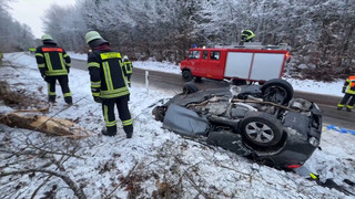 Unfall bei Eglingen: 19-Jähriger stirbt nach Kollision mit Baum