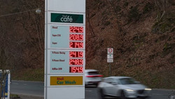 Ölpreis stürzt, Sprit bleibt teuer: Das Kalkül der Konzerne