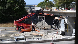 Stahlträger stürzt auf A81 - Lkw-Fahrer reagiert schnell