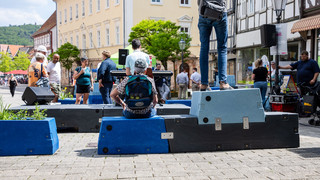 Riesen-Aufreger in Eschwege: Neue Kunststoff-Möbel in der Innenstadt