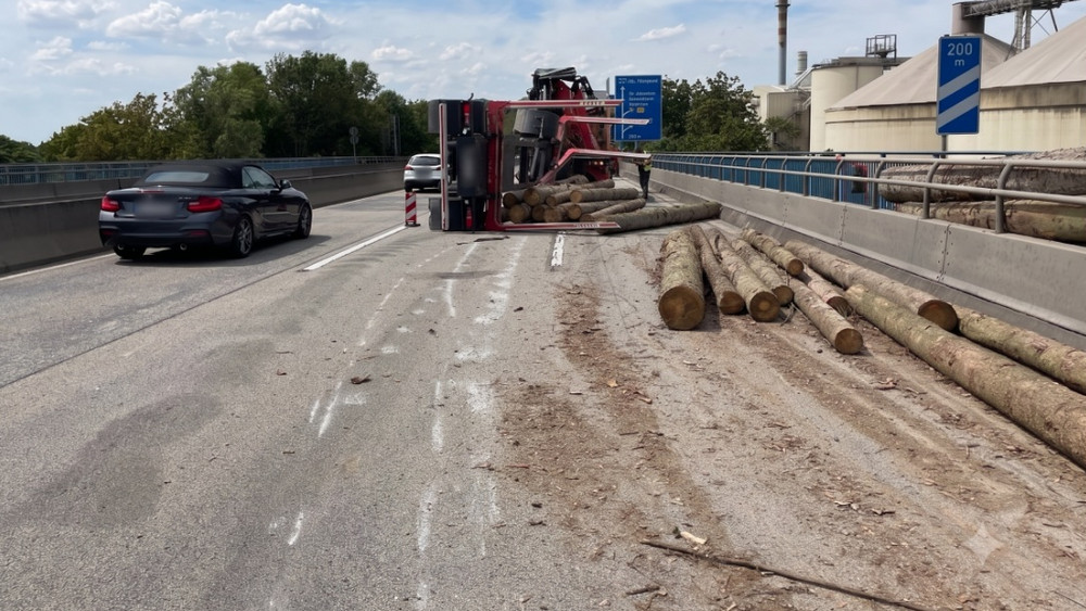 Ein LKW hat auf der Weisenauer Brücke bei Mainz 25 Baumstämme verloren.