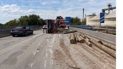 LKW verliert Baumstämme: Weisenauer Brücke gesperrt