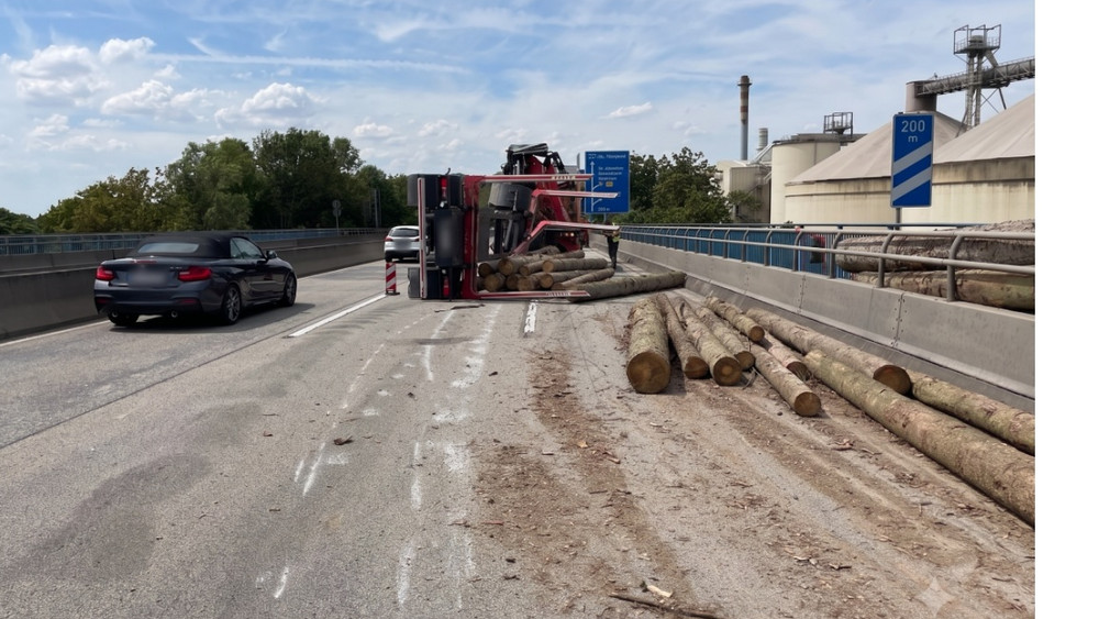 Ein LKW hat auf der Weisenauer Brücke bei Mainz 25 Baumstämme verloren.