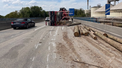 LKW verliert Baumstämme: Weisenauer Brücke gesperrt