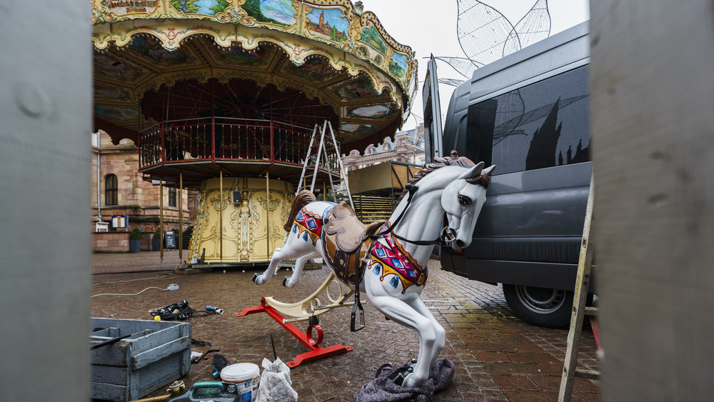 Ein Karussellpferd steht zum Einbau bereit für den vorweihnachtlichen Sternschnuppenmarkt (26. November bis 23. Dezember 2024), der in Wiesbaden auf dem Schlossplatz und vor der Marktkirche stattfindet.