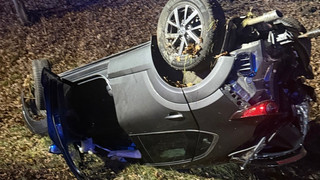 Nach Kollision mit Transporter: Auto bleibt auf Dach liegen