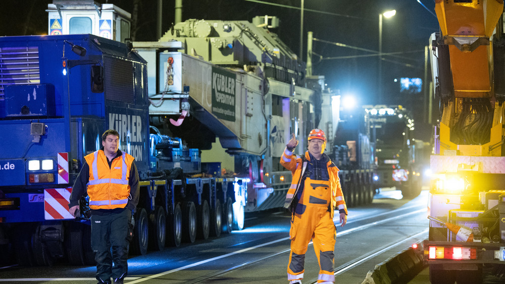 Ein knapp 500-Tonnen-Schwertransport rollt am Dienstagabend (21.03) durch den Frankfurter Osten