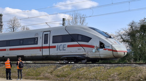 Bagger reißt Loch in Zug: ICE-Unfall bei Gelnhausen