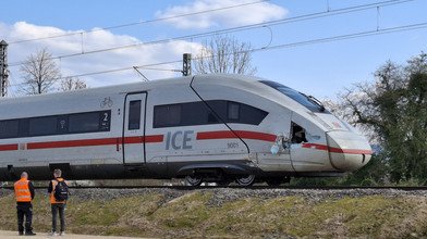 Bagger reißt Loch in Zug: ICE-Unfall bei Gelnhausen