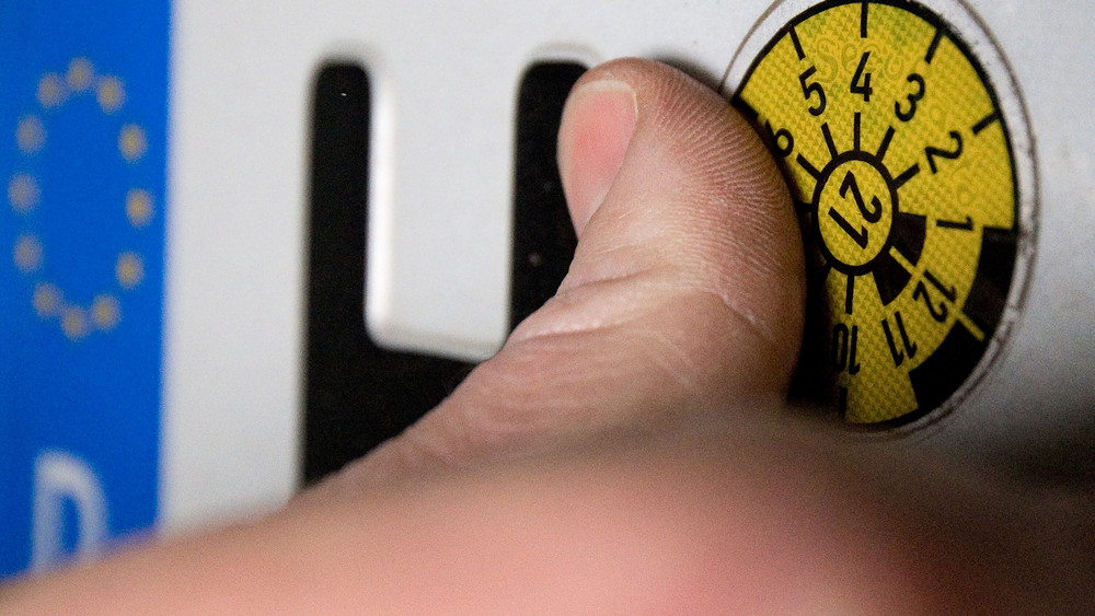 Einer Streife fällt ein Kennzeichen mit verdächtiger TÜV-Plakette auf. (Symbolbild)