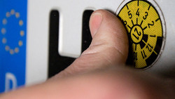 10 Jahre ohne TÜV: Polizei entdeckt auffälliges Kennzeichen