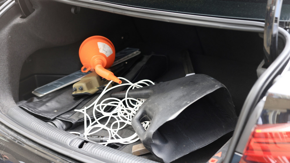Gegenstände, die Geldautomatensprenger benutzten, liegen im Kofferraum eines Fluchtfahrzeuges. 