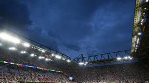 Deutschland-Spiel in Dortmund: Mann klettert unters Stadiondach