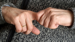 Finger knacken gefährlich? Diese Antwort gibt ein Orthopäde