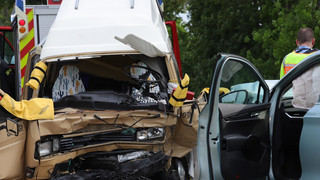 Zwei verletzte Autofahrer bei Unfall auf der B44 bei Gernsheim