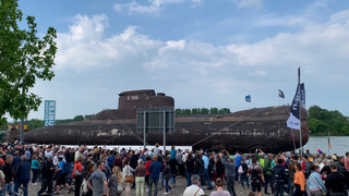 Viele Schaulustige in Speyer: Altes U-Boot an Technikmuseum angekommen