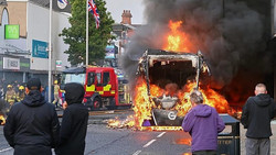 Nach Messerangriff in Belfast: Demonstration gegen Migration eskaliert