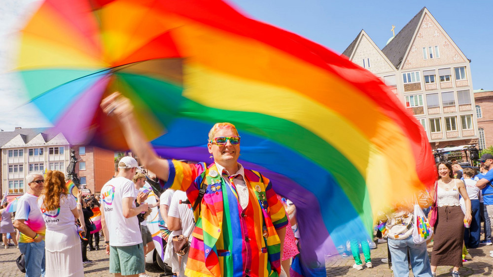 Nordlicht mit Regenbogen-Faible: Olaf reiste von der Ostseeküste zum CSD nach Frankfurt.