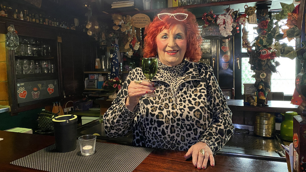 Rosi zapft mir ihren stolzen 83-Jahren immer noch Bier in ihrer kleinen Kneipe in Offenbach-Bieber.