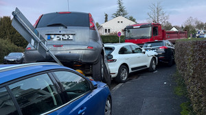 Wiesbaden: Schwerer Lkw-Unfall - 7 Autos beschädigt