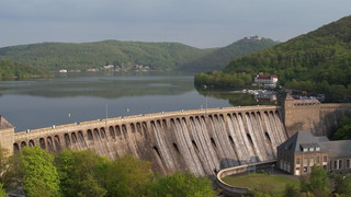 Seltenes Schauspiel: Video - Der Edersee läuft über