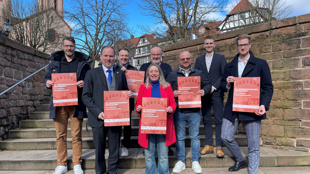 Gelnhausens Bürgermeister Christian Litzinger (zweiter von links) mit Veranstaltern und Sponsoren des Barbarossamarkts. 