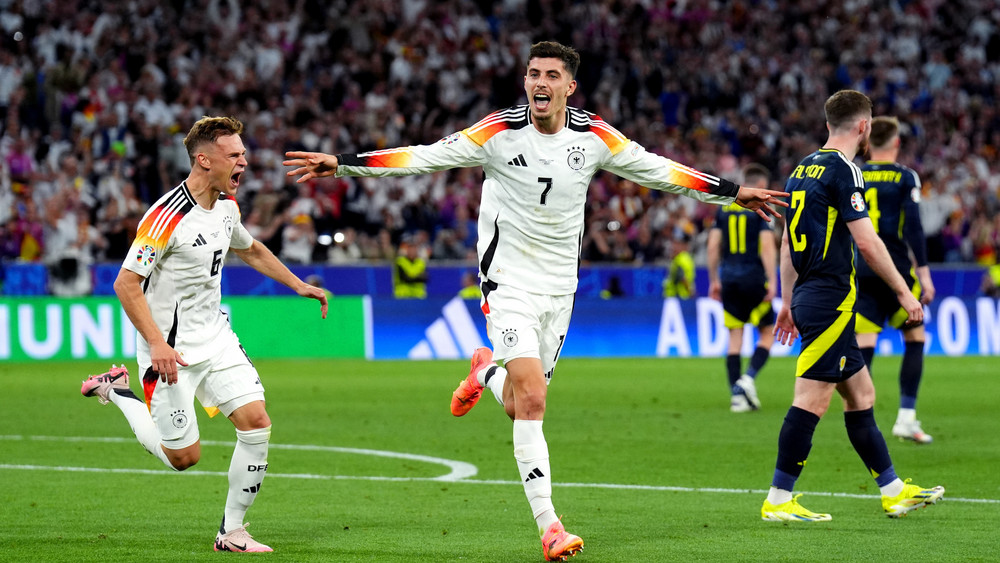 Großer Jubel beim DFB-Team: Kai Havertz (M.) feiert mit Joshua Kimmich (l.) den Treffer zum zwischenzeitlichen 3:0 für Deutschland.