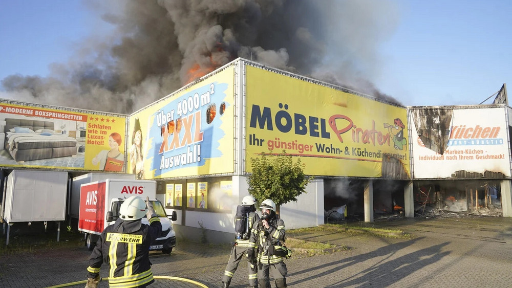 Hier brennt es erneut: Im Möbelhaus “Möbelpiraten” in Bad Hhersfeld. Dieses Foto stammt vom Feuer im Juli 2024, bei dem das Gebäude fast vollständig zerstört wurde. Seitdem steht es unverändert als Brandruine da. 