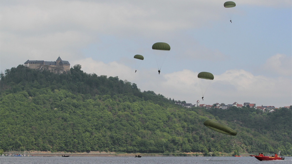 Fallschirmjäger bei der Spezialübung über dem Edersee.