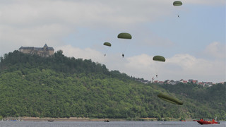 Spezialübung der Bundeswehr: Fallschirmjäger landen im Edersee