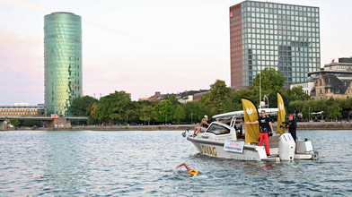 Sportlerin schwimmt 200 Kilometer von Frankfurt nach Köln