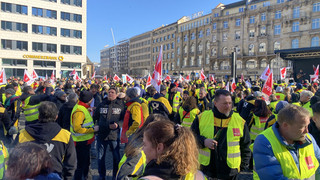 Neue Warnstreiks bei der Post: Verdi-Kundgebung in Frankfurt