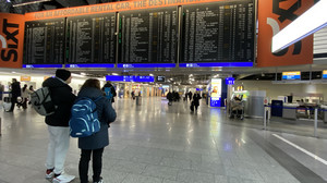 Frankfurter Flughafen streicht zahlreiche Flüge wegen Eis