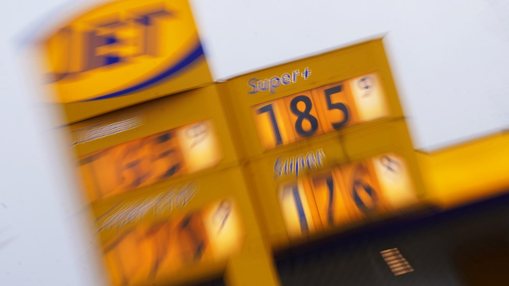 Benzin- und Dieselpreise sind an einer Tankstelle zu sehen.