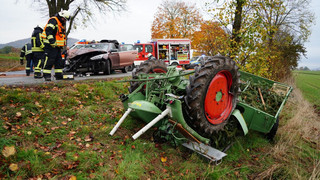 Auffahrunfall auf B251 bei Wolfhagen - Traktor überschlägt sich