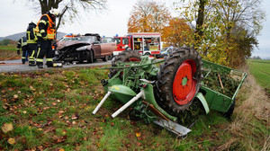 Auffahrunfall auf B251 bei Wolfhagen - Traktor überschlägt sich