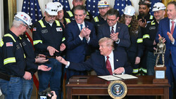 Trump schwärmt von "schöner sauberer Kohle"