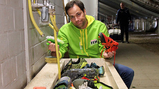 Wette verloren: Schuhe von Darmstadt 98 geputzt