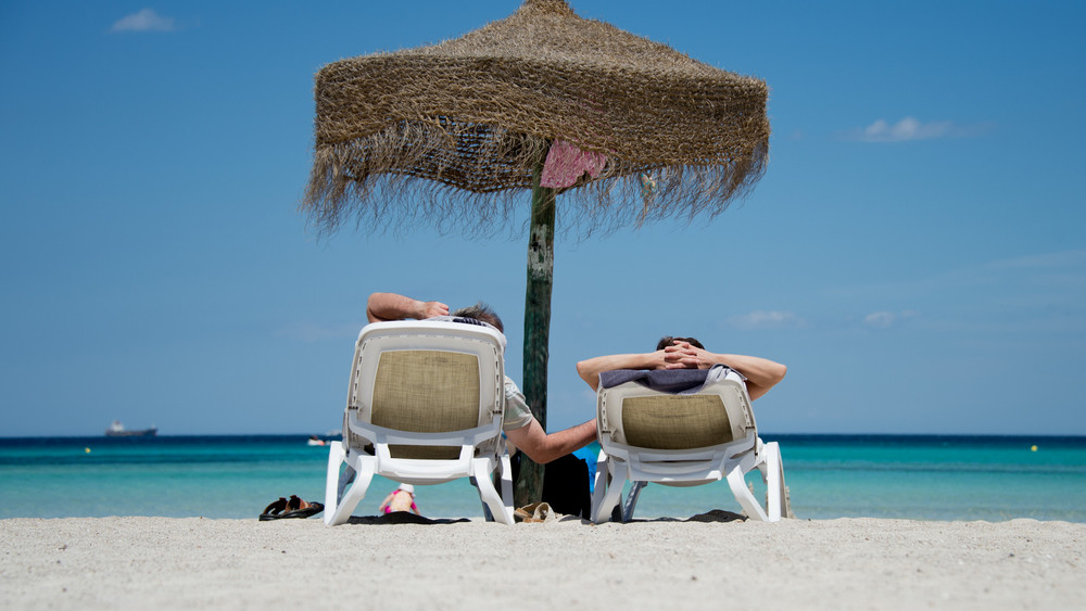 Deutsche Urlauber liegen am Strand.