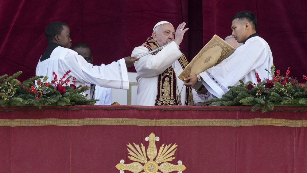 Papst Franziskus (M) spricht den Weihnachtssegen «Urbi et Orbi» vom Hauptbalkon des Petersdoms im Vatikan.