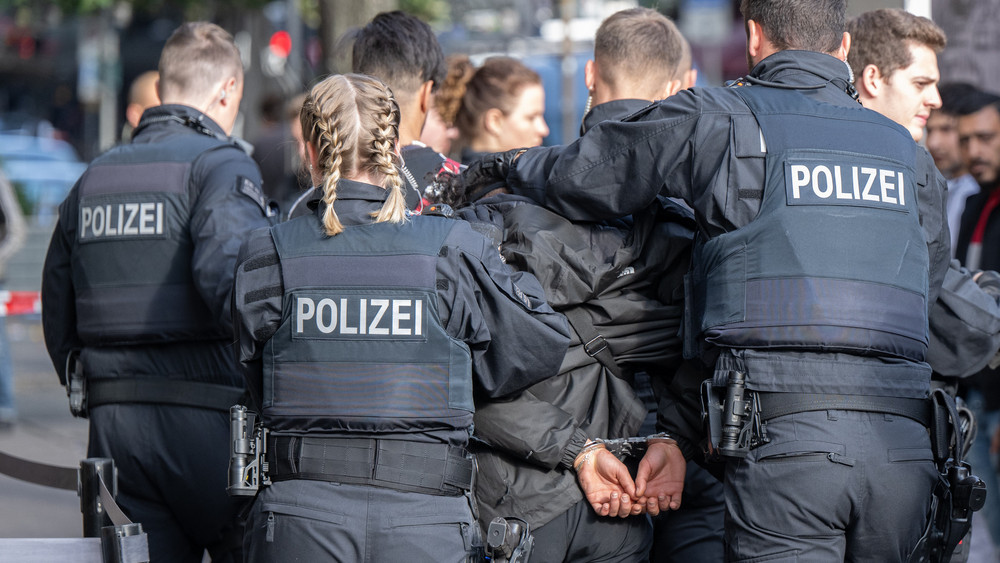 Polizisten führen im Bahnhofsviertel von Frankfurt einen Verdächtigen ab. Das Bahnhofsviertel gilt als Kriminalitätsschwerpunkt der Bankenmetropole.