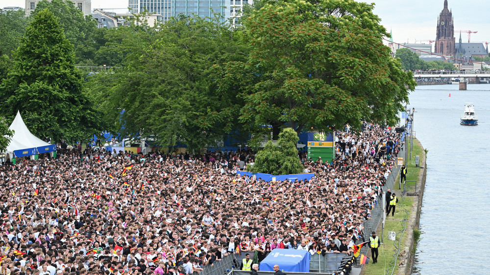 Am Mainufer in Frankfurt feieren 30.000 Fans den 5:1-Sieg der DFB-Elf über Schottland.