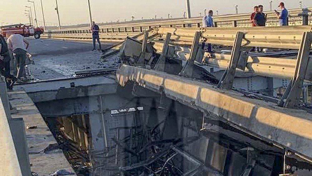 Nach einer mutmaßlichen Explosion an der Krim-Brücke hat Russland den Eisenbahnverkehr zwischen seinem Festland und der völkerrechtswidrig annektierten ukrainischen Schwarzmeer-Halbinsel wieder aufgenommen.