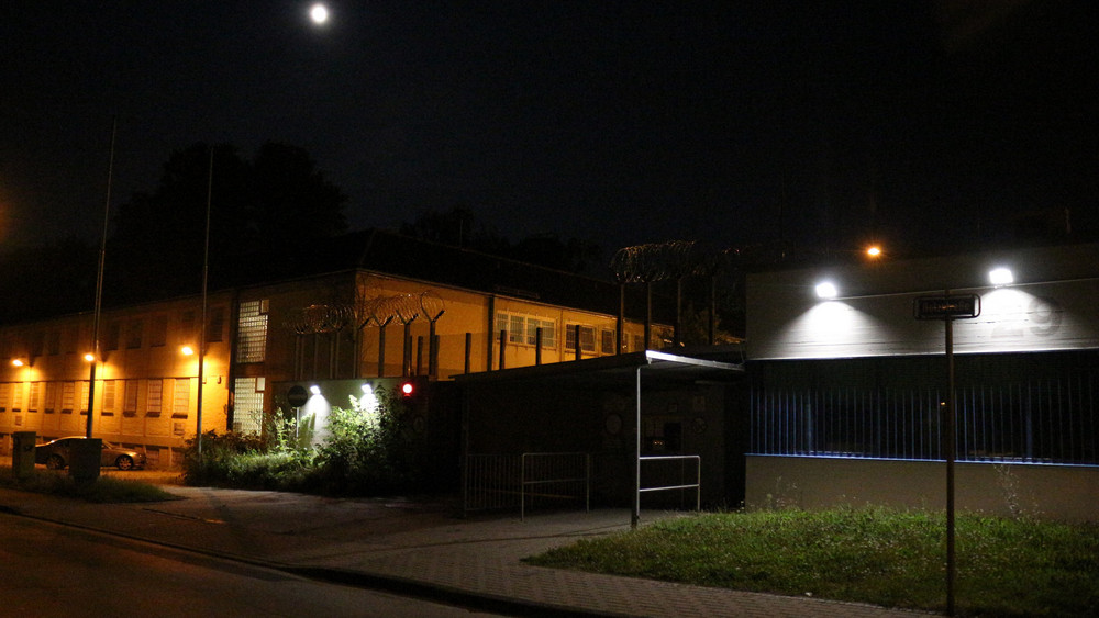 Die Jugend-Haftanstalt in Wiesbaden. Vor ihr gab es in der Nacht eine unerwartete Geburtstagsfeier.