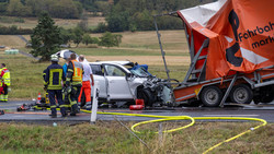 Tödlicher Unfall bei Nidda: Acht Jugendliche im Auto