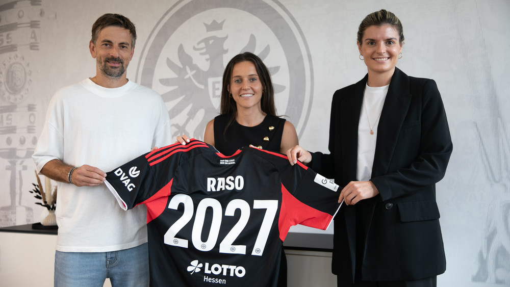 Trainer Niko Arnautis (l.) und Technische Direktorin Katharina Kiel (r.) freuen sich über die Verpflichtung von Hayley Raso (m.).