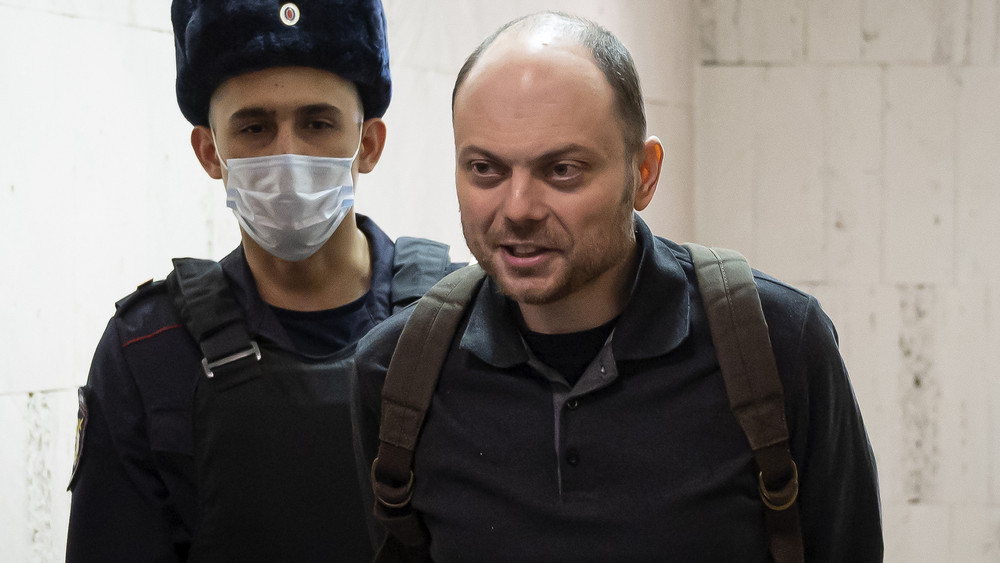 Wladimir Kara-Mursa (r), Kreml-Kritiker, wird am 08.02.2023 zu einer Anhörung in einem Gericht begleitet. Der prominente russische Kremlgegner Kara-Mursa ist wegen Hochverrats zu 25 Jahren Haft verurteilt worden.