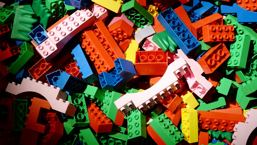 Ein Haufen bunter Legosteine.