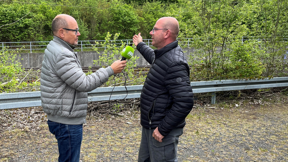 Jagdpächter Alexander Nitsch (rechts) erläutert FFH-Reporter Peter Hartmann die Wildschwein-Problematik am Grünstreifen entlang der A 3 bei Idstein 